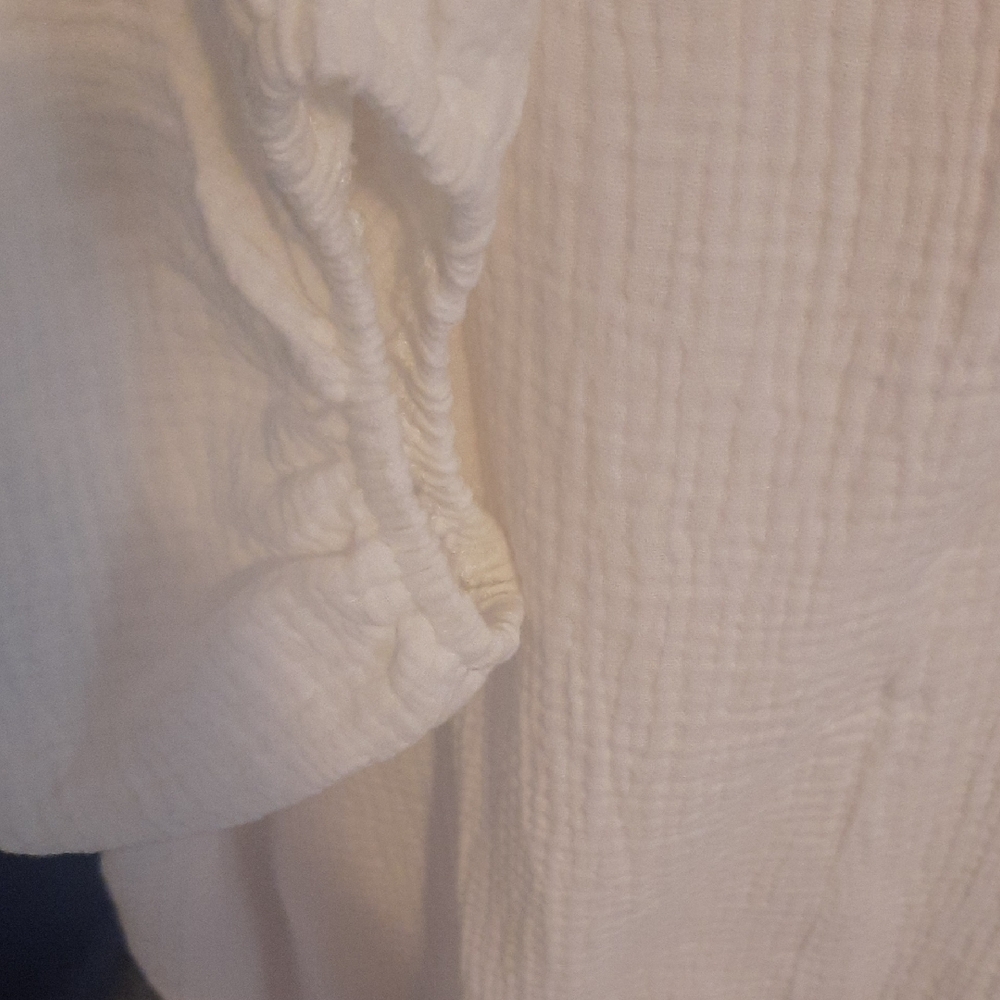 Simple Ivory Blouse with Drawstring Sleeves - Picture 5 of 6